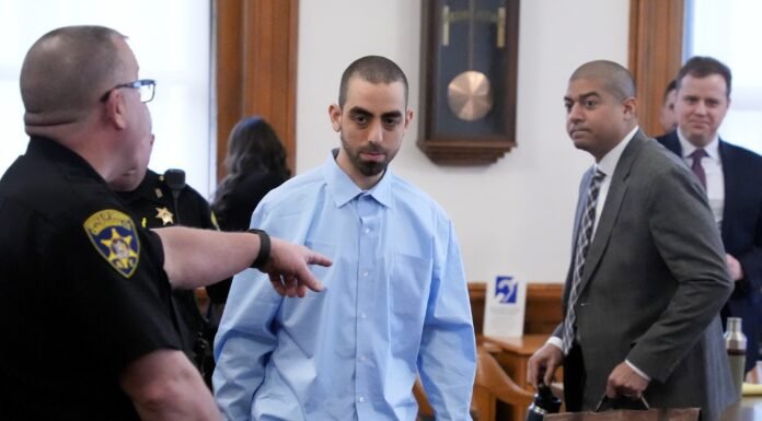 El atacante de Salman Rushdie fue condenado a 25 años de prisión por intentar matarlo