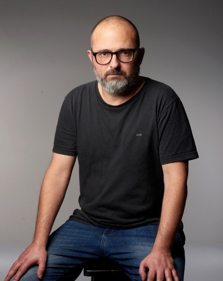Alejandro Parisi es el autor de El héroe olvidado. Foto: Alejandra López, gentileza editorial Penguin Random House.