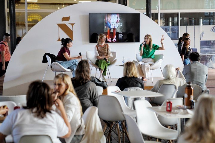 Las hermanas María y Paula Marull, entrevistadas por Mercedes Méndez. Foto: Martín Bonetto.