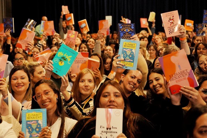 Presentación de Elizabeth Benavent en la sala José Hernández de la Feria del Libro. Foto: Martín Bonetto. 