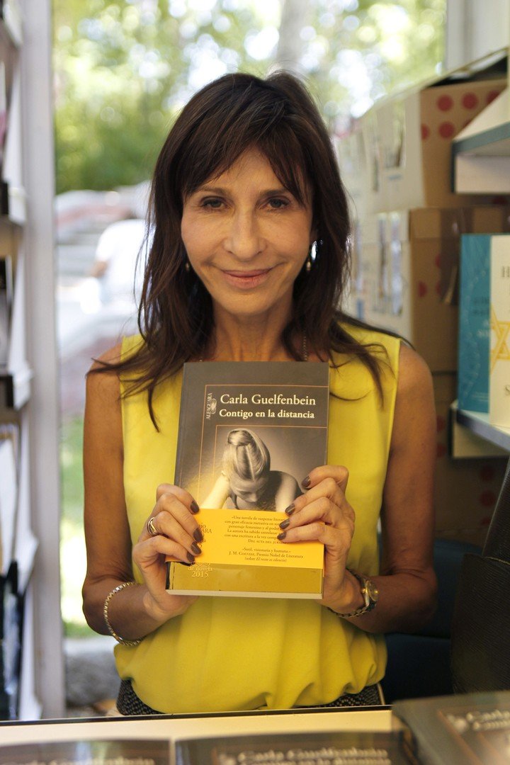 La escritora chilena Carla Guelfenbein firma ejemplares de su obra "Contigo en la distancia". EFE/Víctor Lerena