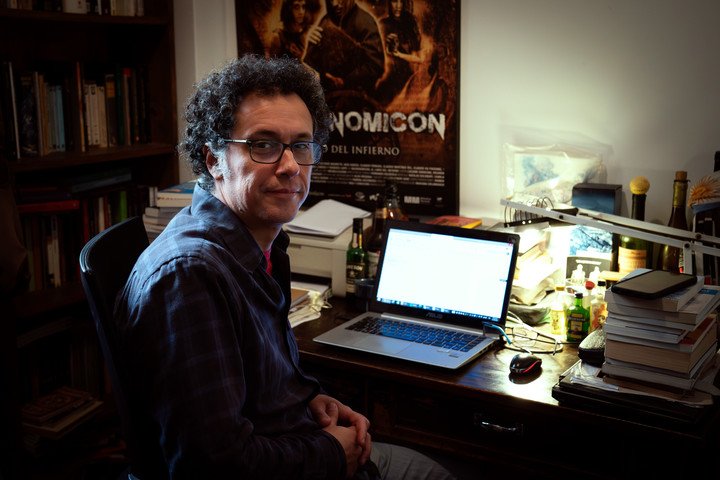 El escritor y editor argentino Ricardo Romero en su casa del barrio de San Telmo. Foto: Mariana Nedelcu.