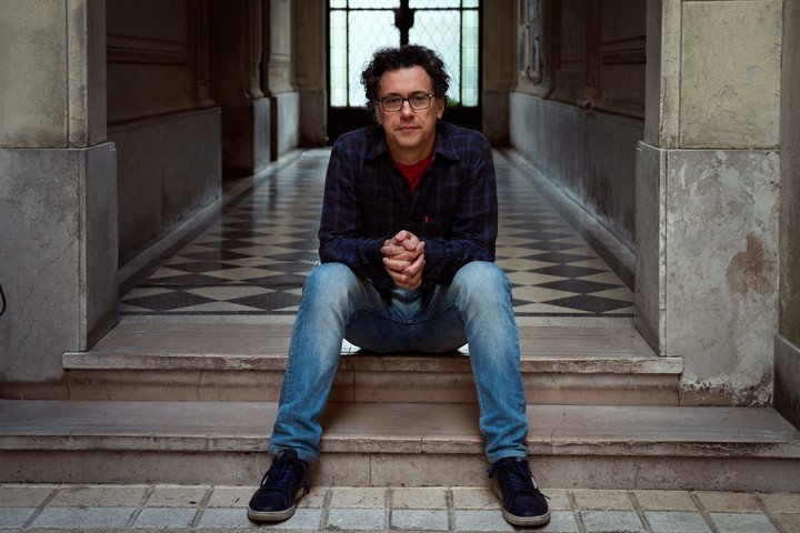 El escritor y editor argentino Ricardo Romero en su casa del barrio de San Telmo. Foto: Mariana Nedelcu.