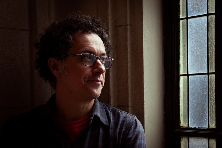 El escritor y editor argentino Ricardo Romero en su casa del barrio de San Telmo. Foto: Mariana Nedelcu.