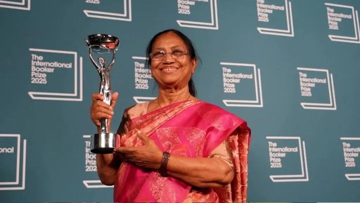 Banu Mushtaq, autora de 'Heart Lamp', sostiene el trofeo tras ganar el Premio Booker Internacional en Londres. Alberto Pezzali/AP
