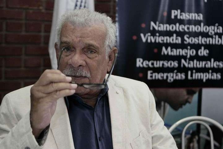 Fotografía de archivo fechada el 22 de agosto de 2012 que muestra al escritor Derek Walcott en San José (Costa Rica). EFE/Jeffrey Arguedas