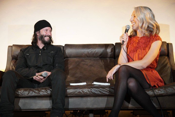 La artista plástica y editora Alexandra Grant durante la presentación de uno de los libros de la editorial independiente X Artists’ Books, que fundó con su pareja, Keanu Reeves, y con la diseñadora Jessica Fleischmann. Foto: facebook.