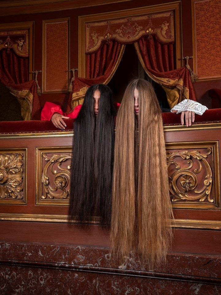 Fotografía de Irina Werning en el Teatro Colón, forma parte de la muestra "Las Pelilargas", en Fundación Larivière. Foto: gentileza.