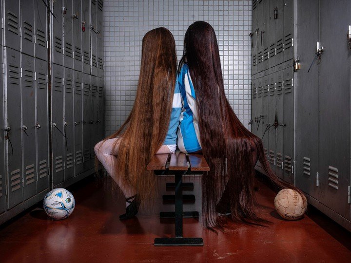 Fotografía de Irina Werning en el Club Hípico Buenos Aires, forma parte de la muestra "Las Pelilargas", en Fundación Larivière. Foto: gentileza.