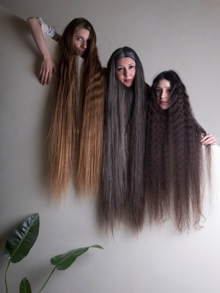 Fotografía de Irina Werning en Beccar, forma parte de la muestra "Las Pelilargas", en Fundación Larivière. Foto: gentileza.