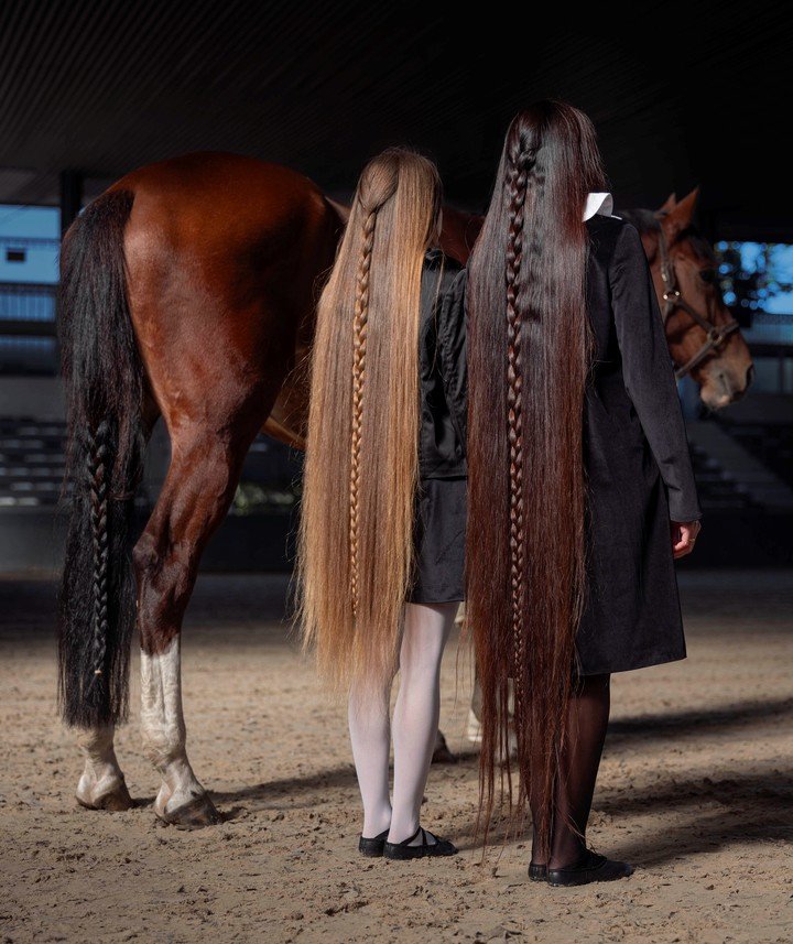 Fotografía de Irina Werning en el Club Hípico Buenos Aires, forma parte de la muestra "Las Pelilargas", en Fundación Larivière. Foto: gentileza.
