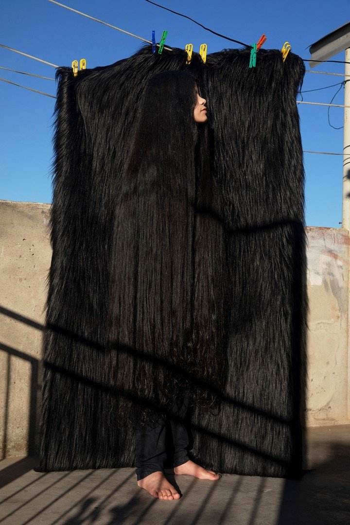 Fotografía de Irina Werning en Dock Sud, forma parte de la muestra "Las Pelilargas", en Fundación Larivière. Foto: gentileza.