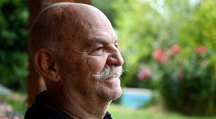 Martín Caparrós cree que «contar y analizar» distinguirá a los periodistas de la técnica