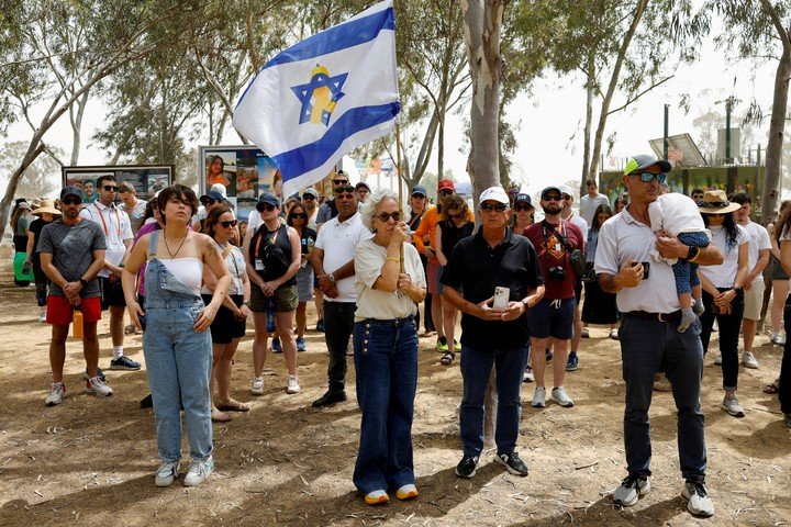 La gente se detiene cuando suena la sirena que marca el Día de los Caídos de Israel. REUTERS/Amir Cohen