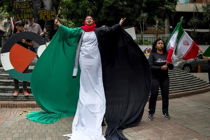 Personas participan en una manifestación en apoyo a Palestina e Irán, en Caracas (Venezuela). EFE/ Miguel Gutiérrez
