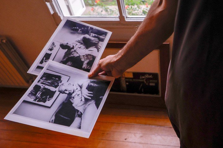 El nieto del creador de "El Eternauta" Martín Oesterheld, sostiene dos fotos de su abuelo durante una entrevista con EFE en Buenos Aires (Argentina). EFE/ Juan Ignacio Roncoroni