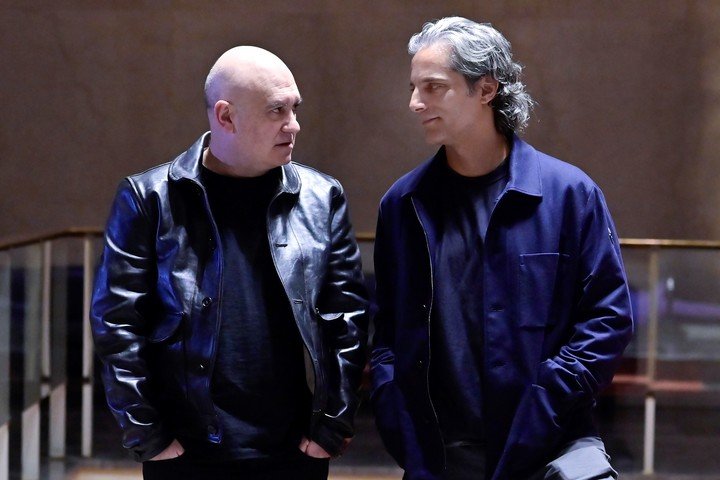 El director español Calixto Bieito (i) posa junto al actor argentino Joaquin Furriel luego de una entrevista en Buenos Aires (Argentina). EFE/ Matias Martin Campaya