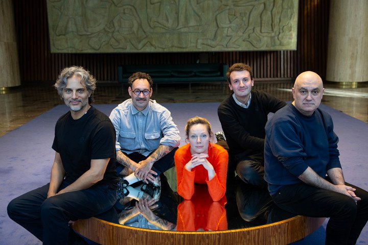 Joaquín Furriel, Calixto Bieito, Adrià Reixach (Dramaturgia), Barbora Haráková Yoly (diseño escenografía) y Janiv Oron ( Música original y sonoro ). Fotos: Victoria Gesualdi.