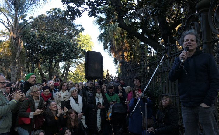 Gabriel Di Meglio dio una charla de historia abierta al público en Parque Lezama luego que el Gobierno lo despidiera como director del Museo Histórico Nacional y adelantara su salida.
Foto Enrique Garcia Medina.