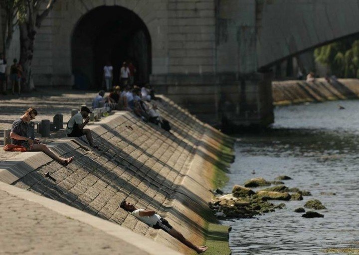 El río Sena mantiene fresco el Louvre.