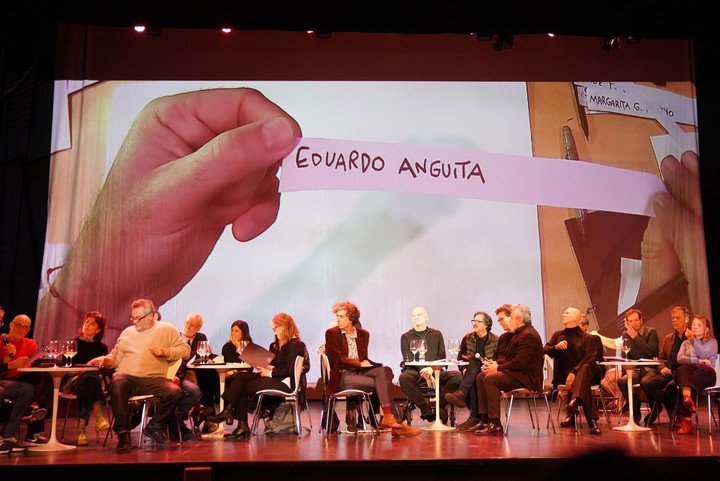 El escritor y periodista Martín Caparrós rodeado por amigos sobre el escenario del Teatro Alvear. Foto: Martín Bonetto.