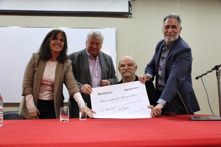 El escritor Martín Caparrós recibió el Honoris Causa de la UBA de manos del rector de la Facultad de Filosofía y Letras, Ricardo Gelpi, el decano de la Facultad de Filosofía y Letras, Ricardo Manetti y la vicedecana, Graciela Morgade. Foto: gentileza FFyL.