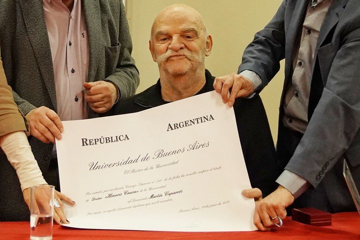 El escritor Martín Caparrós recibió el Honoris Causa de la UBA. Foto: Martín Bonetto.