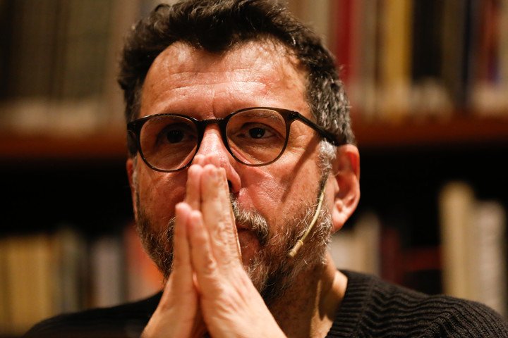 El escritor y cineasta chileno Alberto Fuguet brinda un taller en el Malba. Foto: Francisco Loureiro.
