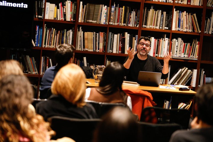 El escritor y cineasta chileno Alberto Fuguet brinda un taller en el Malba. Foto: Francisco Loureiro.