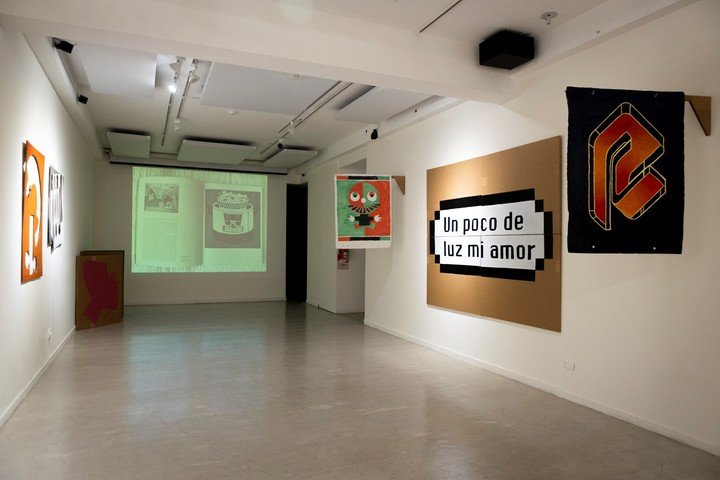Pancartas, panfletos y afiches en la muestra Un poco de luz mi amor, del colectivo La gloriosa JPG. Foto: gentileza CCEBA.