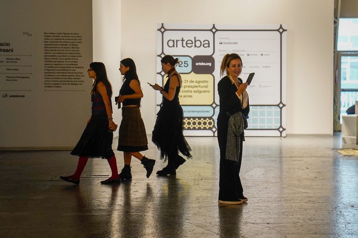 Personas recorren la feria de arte arteba. Foto: Maxi Failla.