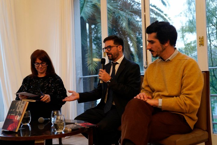 Patricio Zunini estuvo acompañado por el psicoanalista Luciano Luterau y la columnista Flavia Pittella. Foto: Fernando de la Orden.