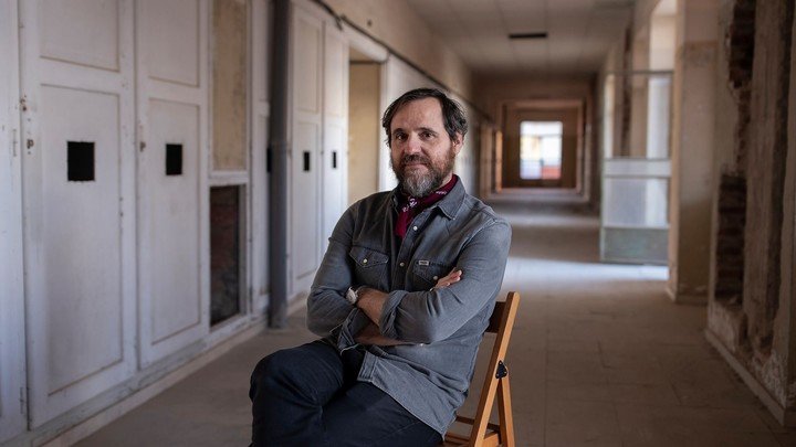 El español Fernando Navarro, autor de Crisálida (Impedimenta) entrevistado por Televisión Española. Foto: internet.