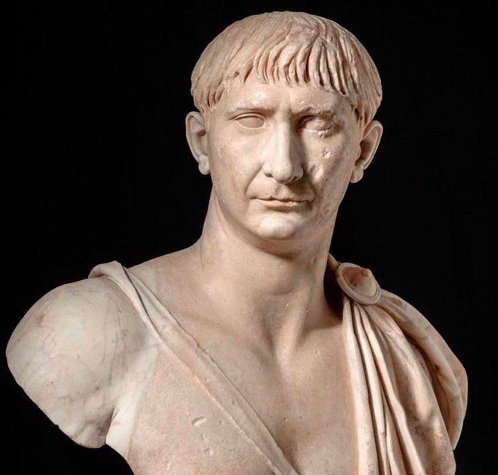 El emperador Trajano retratado en una escultura.