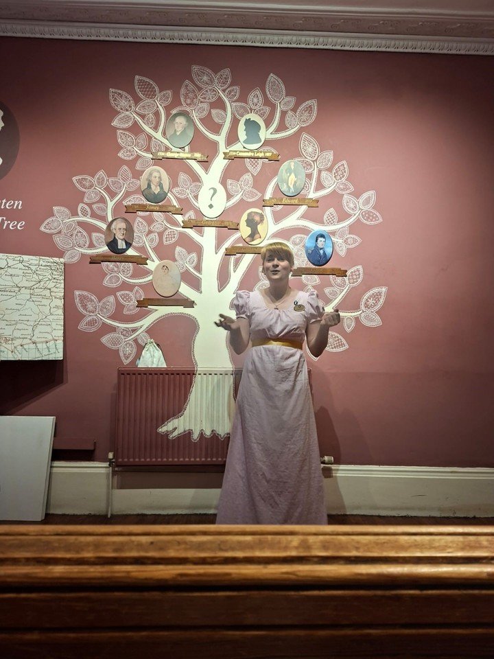 Una de las salas del Centro Jane Austen presenta el árbol genealógico de la escritora, su vida en Bath, los libros que escribió. Foto: Clarrín.