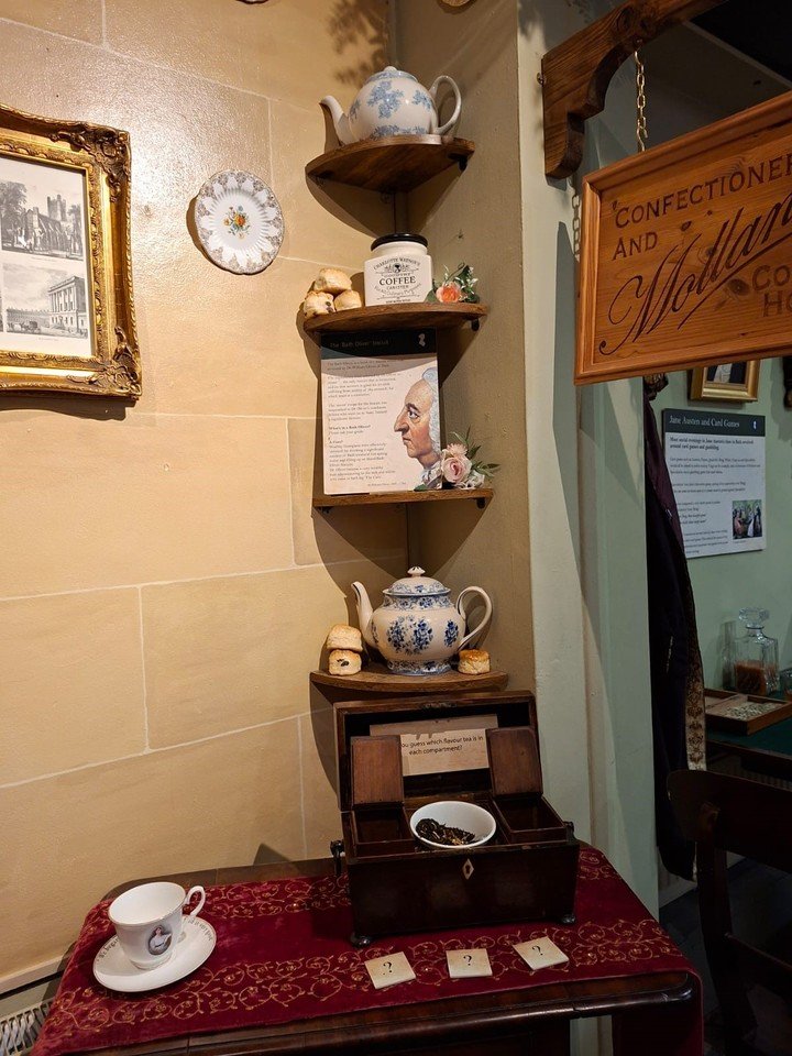 Una de las salas del Centro Jane Austen presenta el árbol genealógico de la escritora, su vida en Bath, los libros que escribió. Foto: Clarín.