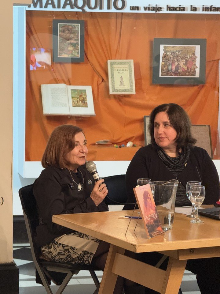 María Rosa Lojo recordó los 20 años de su novela Finisterre junto a la académica María Laura Pérez Gras. Foto: gentileza.