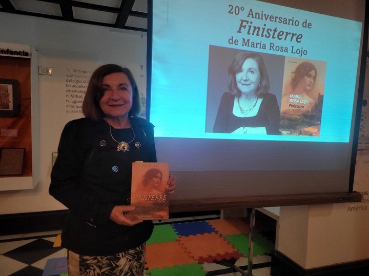 María Rosa Lojo recordó los 20 años de su novela Finisterre junto a la académica María Laura Pérez Gras y la actriz María Héguiz. Foto: gentileza.