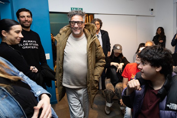 Fito Páez presentó su libro de poesía El hombre con torso desnudo en la librería Naesqui. Foto: Victoria Gesualdi.