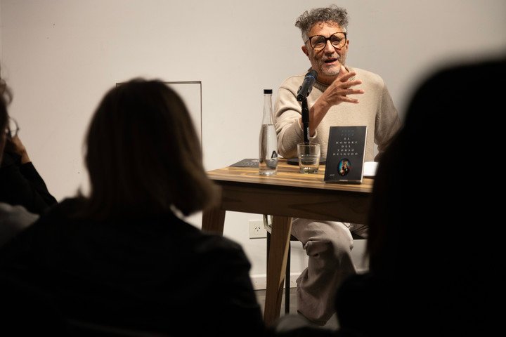 Fito Páez presentó su libro de poesía El hombre con torso desnudo en la librería Naesqui. Foto: Victoria Gesualdi.
