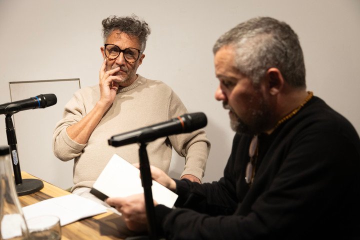 Fito Páez presentó su libro de poesía El hombre con torso desnudo en la librería Naesqu. Foto: Victoria Gesualdi.