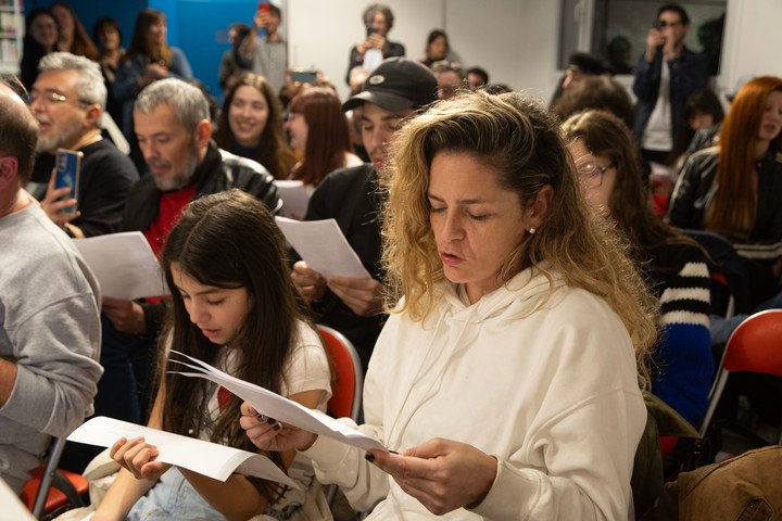 Romina Ricci leyó durante la presentación del libro de Fito Páez en la librería Naesqui. Foto: Victoria Gesualdi.