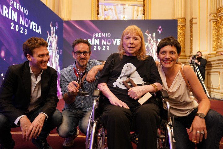 El Director Editorial de Penguin Random House, Juan Boido, Luciano Lamberti, María Moreno y Ana Laura Pérez Directora de la División Literaria durante el Premio Clarin Novela. Foto: Juano Tesone 