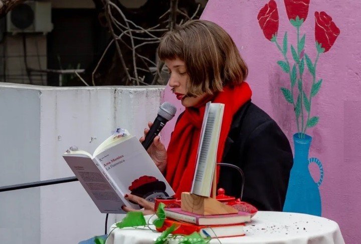Ana Montes durante una lectura de su novela ‘La flamenca’. Foto: redes sociales.