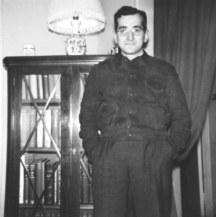 Oesterheld. En su casa, alrededor de 1946. Archivo Clarín.