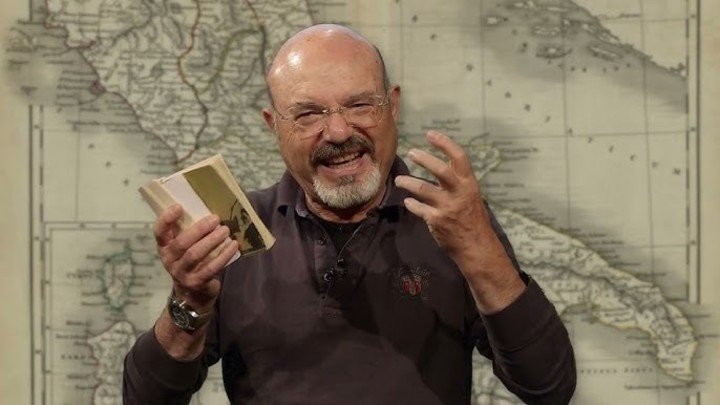 El periodista y escritor italiano Pino Aprile presenta su libro Nuevo elogio del imbécil, publicado por Gatopardo ensayo. Foto: captura de video.