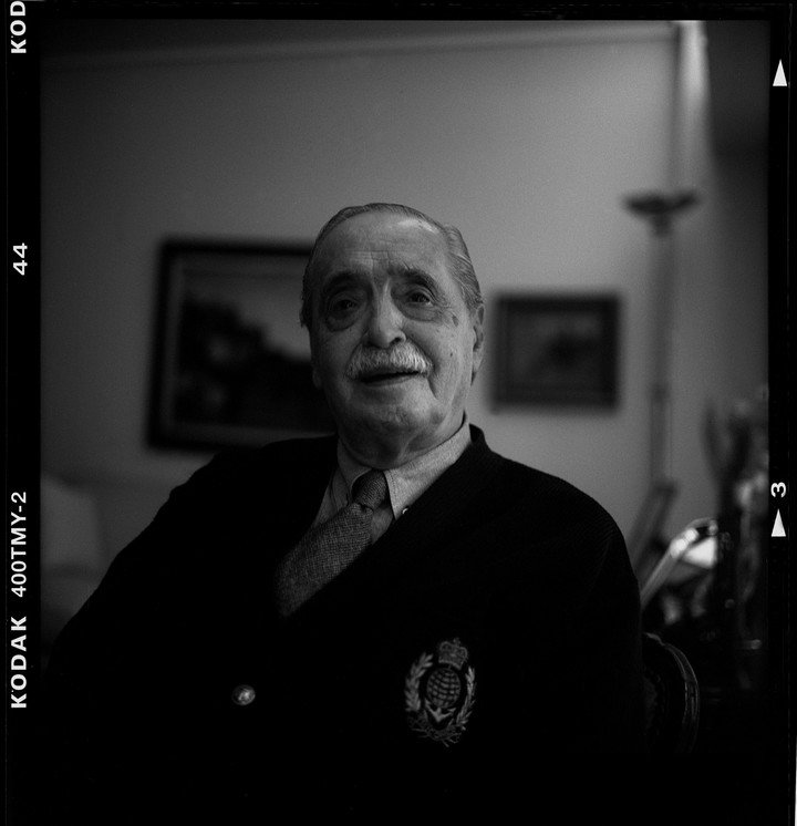 Julio César Strassera bajo la mirada de Sabat. Una serie de fotos que tomó a figuras que admiraba. / HERMENEGILDO SABAT