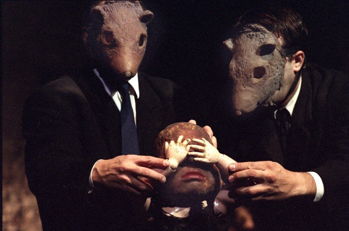 Escena de la obra Máquina Hamlet por el grupo Periférico de Objetos en 1999. Archivo Clarín.