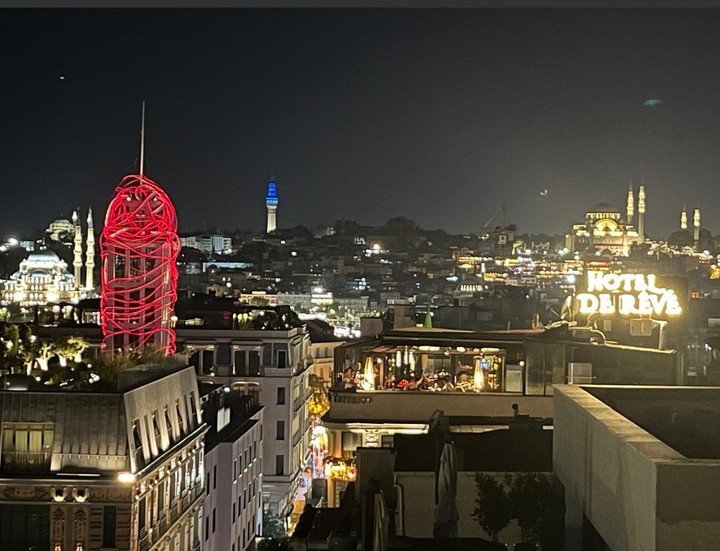 En el barrio de Galata, en el Cuerno de Oro, la instalación Passage & marítimo, el gran reloj-faro de la peruana-estadounidense Grimanesa Amorós, se destaca en el cielo de esta ciudad dominada por las cúpulas y elegantes minaretes de las Mezquitas. Foto: Clarín.