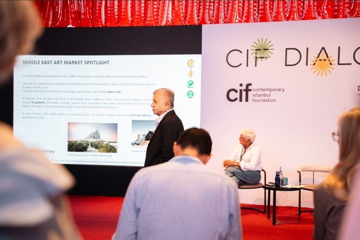 Ali Gureli, fundador de la feria CI Contemporary Istanbul (Estambul contemporáneo) y desarrollador, en la conferencia de hoy, al inaugurarse la ediciòn 20 años. Foto: Clarín.